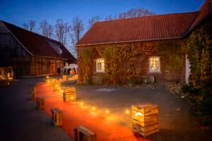 Firmeneventlocation 30 Ein roter Teppichweg mit Kisten und Lichterketten schafft eine bezaubernde Kulisse für Firmenevents oder Hochzeiten in Münster Umgebung.