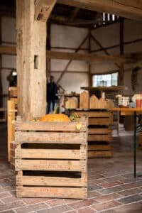 Firmeneventlocation 34 Holzkisten mit Kürbissen für Firmenevents oder Freie Trauung im rustikalen Münsteraner Ambiente.