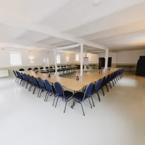 Firmeneventlocation 21 Großer Konferenzraum in Münster, ideal als Eventlocation für Firmenevents, U-förmige Tischanordnung.